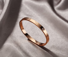 Load image into Gallery viewer, MVCOLEDY 18 K Gold Heart and Stone Bangle