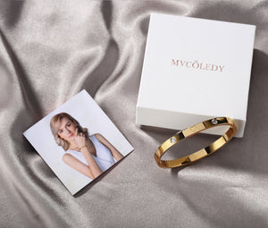 MVCOLEDY 18 K Gold Heart and Stone Bangle