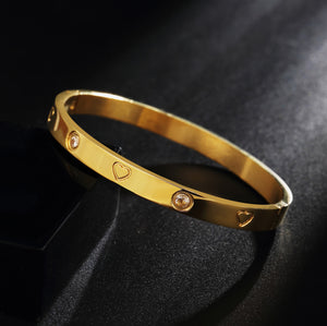 MVCOLEDY 18 K Gold Heart and Stone Bangle