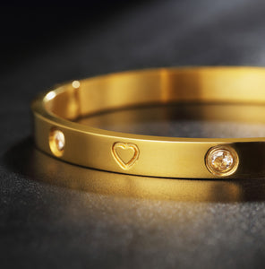 MVCOLEDY 18 K Gold Heart and Stone Bangle